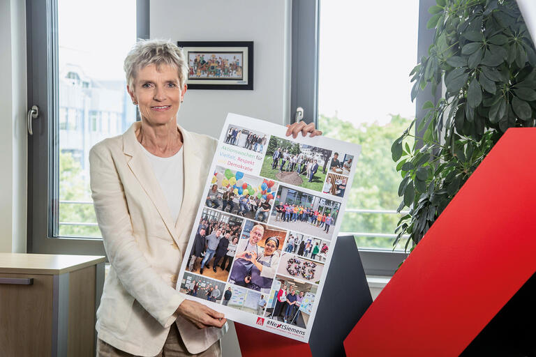 Birgit Steinborn, Gesamtbetriebsratsvorsitzende bei Siemens: mit Plakat für Aktionswoche für Demokratie, Respekt und Vielfalt