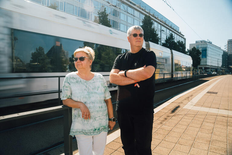 Betriebsräte Jens Herrmann-Kambach und Beate Heinze  am Bahnsteig in Leipzig