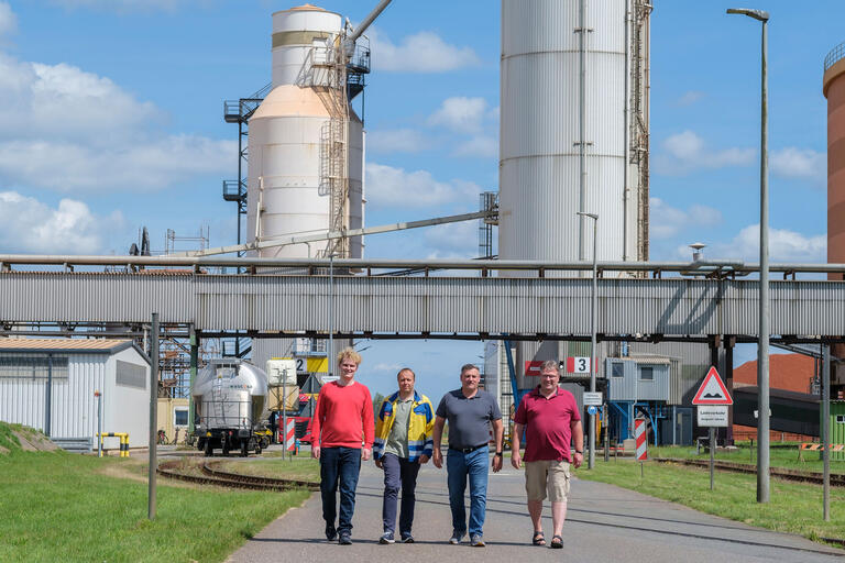 Die Betriebsräte Jonas von Holt, Sven Nemitz, Oliver Elsen und Ingo Döring (von links nach rechts) im Stader Chemiepark