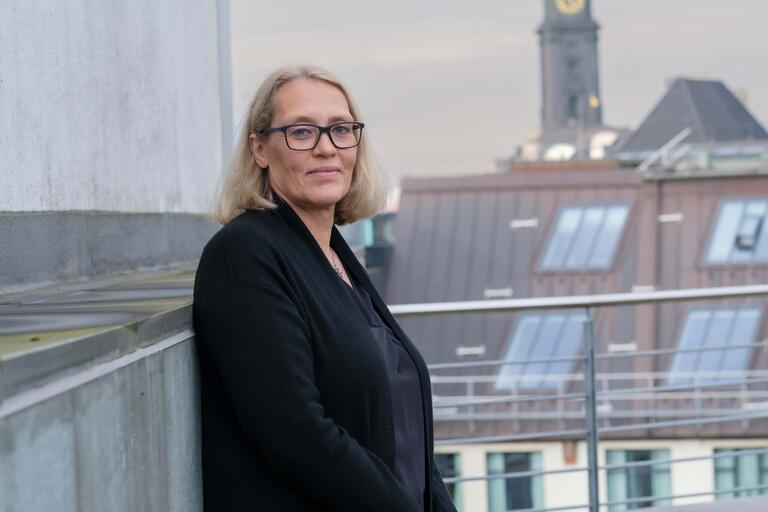 Porträt Kerstin David, Provinzial Holding, stellvertretende KBR-Vorsitzende in Hamburg vor Gemälde